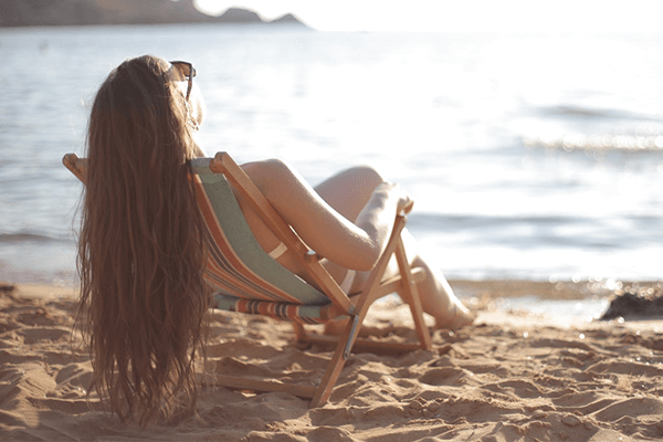 Kvinna som släpper ut hår på stranden