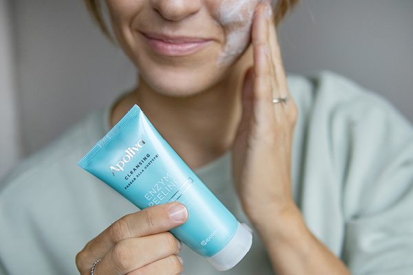 Kvinna ser finne i spegeln