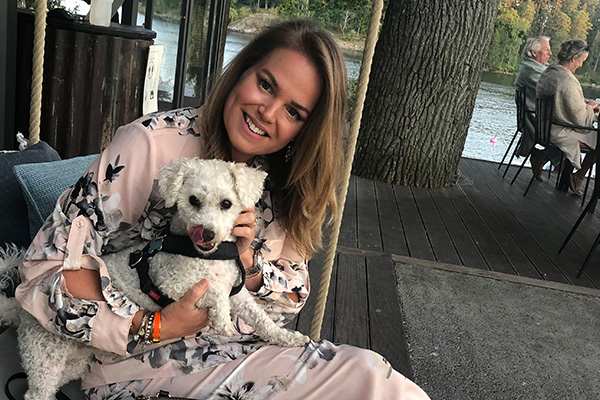 Caroline myser med sin hund Ludde