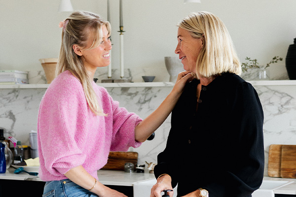 Lovisa och Christina tittar omtänksamt på varandra