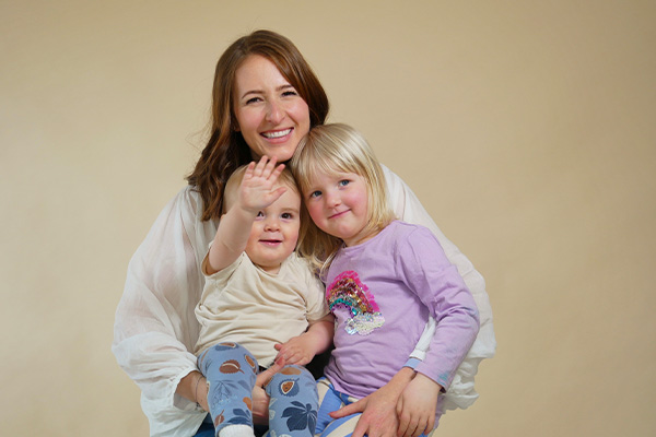 Katja myser med sina barn Valentin och Adele