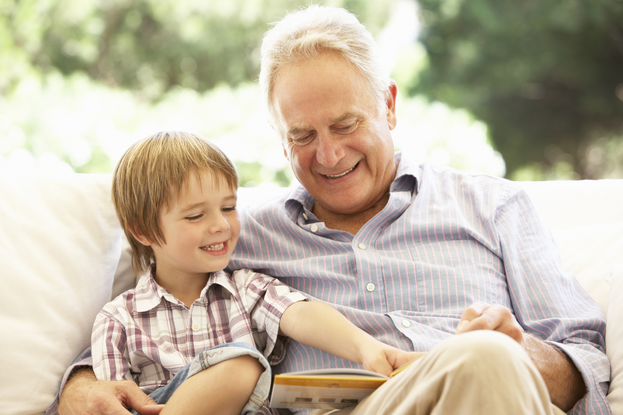 Morfar som läser för sitt barnbarn