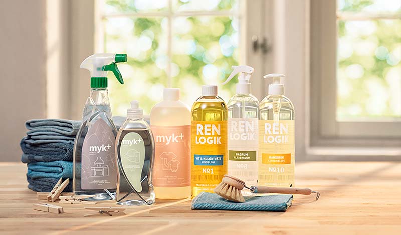 Produkter från MYK+ och Ren Logik på köksbänk