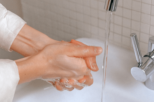 Kvinna tvättar händerna