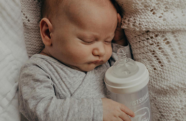 Bebis som somnat med Twistshake-flaska