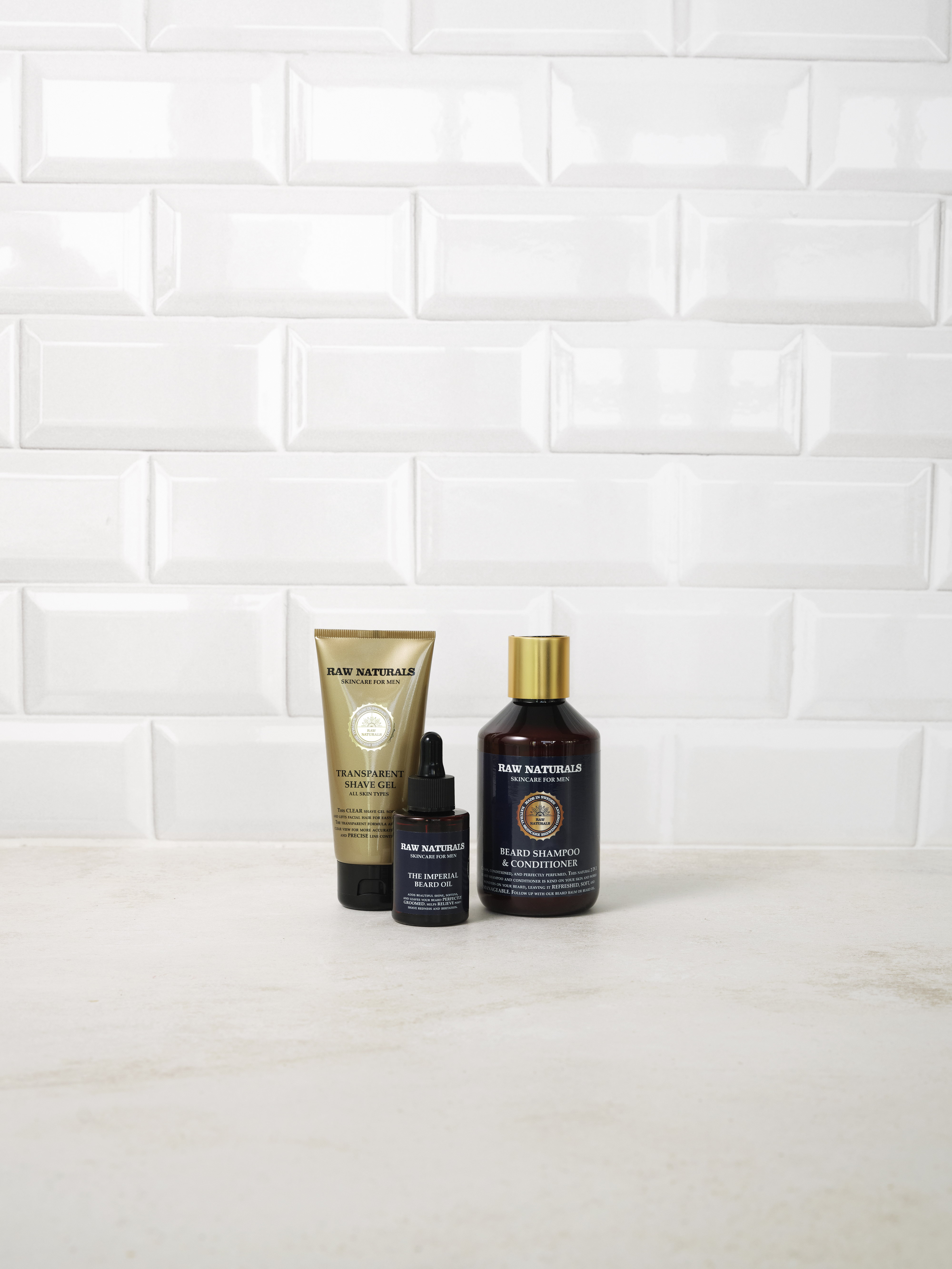 Produkter från raw naturlas byRecipe for Men framför en vit bakgrund.