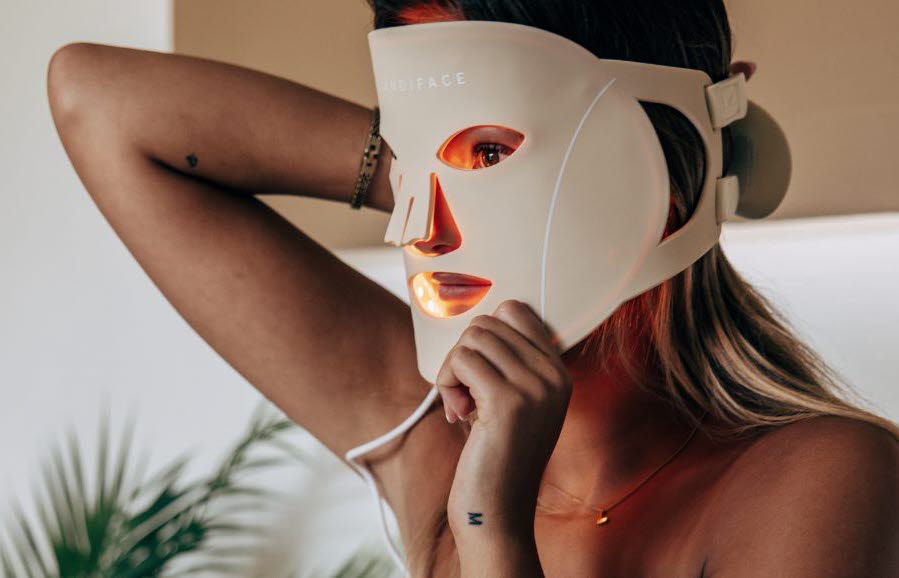 En person som anv&auml;nder en ansiktsmask fr&aring;n varum&auml;rket Scandiface.